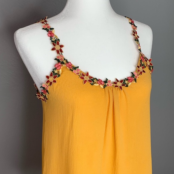 Embroidered flower strap tank top - Picture 3 of 6